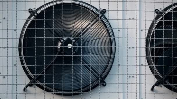 Industriekälteanlage an der Wand eines Lagergebäudes. Klimaanlage — Stockvideo