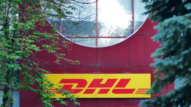 Ein Schild über der DHL-Filiale. Kurierdienst Logos Beschilderung im Freien — Stockvideo