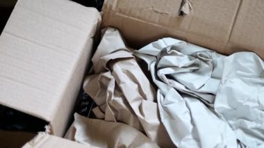 Paketi aç. İçinde paketleme malzemesi var. Kırılgan nesneyi korumak için buruşmuş kağıt