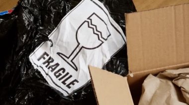 Paketi aç. İçinde paketleme malzemesi var. Kırılgan nesneyi korumak için buruşmuş kağıt