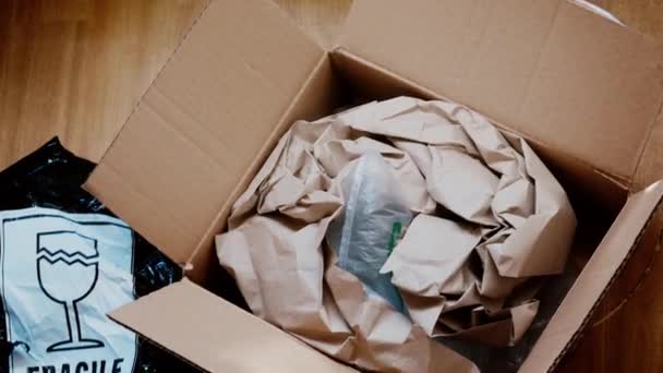 Paketi aç. İçinde paketleme malzemesi var. Kırılgan nesneyi korumak için buruşmuş kağıt — Stok video