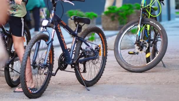 Efter vila pojkar kommer att lämna på parkerade cyklar på varma soliga sommardag — Stockvideo