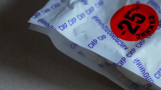 Pacchetto di fiocchi di latte con adesivo arancione denota 25 per cento di sconto di vendita — Video Stock