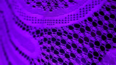 Perdeleri çekerek. Perdelerdeki katıksız tülün dokusu. Mor