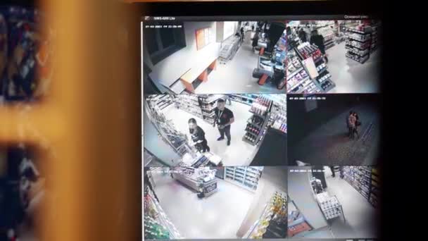 Tela do sistema de vigilância por vídeo em um supermercado. Sede do agente de segurança — Vídeo de Stock