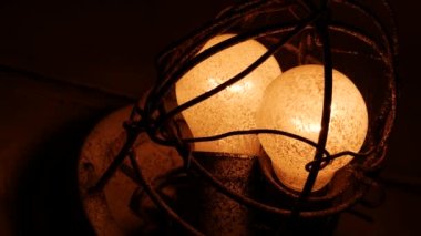 Konut binasının girişinde klasik parlak ampuller var.