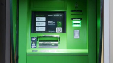 Geri dönüşüm işlevli PrivatBank ATM 'si. Renk görünümlü ödeme terminali