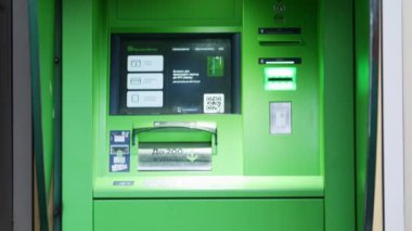 Geri dönüşüm işlevli PrivatBank ATM 'si. Renk görünümlü ödeme terminali