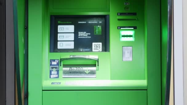 PrivatBank bankomat s funkcí recyklace. Platební terminál s barevným displejem — Stock video