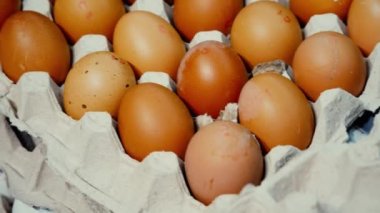 Tavuk yumurtaları markette bir paletin üzerinde. Doğal yumurtalar. Parça parça satılıyor.