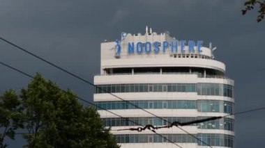 Yüksek binadaki noosphere reklam panosu. Noosphere bir proje grubudur
