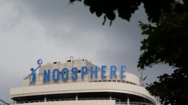 Yüksek binadaki noosphere reklam panosu. Noosphere bir proje grubudur