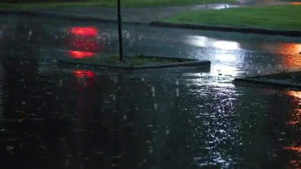 Şehir caddesinde sağanak yağış. Şiddetli yağmur, rüzgâr ve bol su. — Stok video