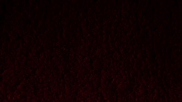 Textura de una alfombra de lana roja iluminada por rayos solares laterales. macro de primer plano — Vídeo de stock