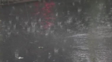 Şehir caddesinde sağanak yağış. Şiddetli yağmur, rüzgâr ve bol su.