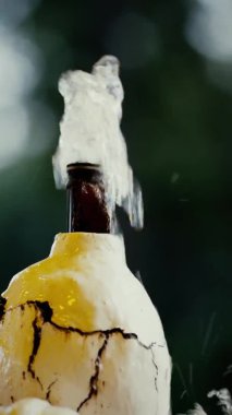 Yazın çeşmeden su akar. Demir üzerine beyaz boya soyuluyor.