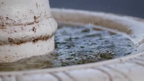 In de zomer stroomt er water uit de fontein. Schillen gebarsten witte verf op ijzer — Stockvideo