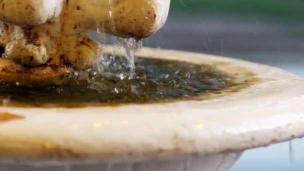 In de zomer stroomt er water uit de fontein. Schillen gebarsten witte verf op ijzer — Stockvideo