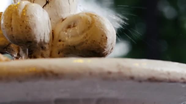 In de zomer stroomt er water uit de fontein. Schillen gebarsten witte verf op ijzer — Stockvideo