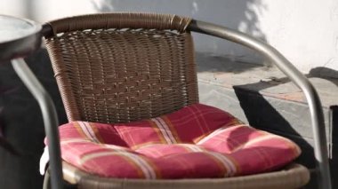 Yumuşak tekstil koltuk minderli hasır sandalye. Sigara içme alanı. Rahat vintage v