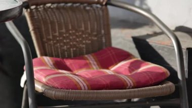 Yumuşak tekstil koltuk minderli hasır sandalye. Sigara içme alanı. Rahat vintage v