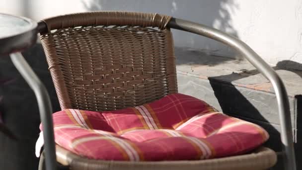 Kursi Wicker dengan bantal kursi tekstil lembut. Area merokok. Vintage v yang nyaman — Stok Video