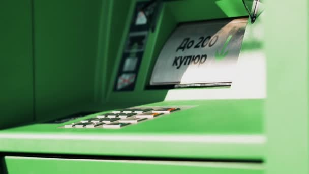 ATM klavye paneli. PIN kodu giriş ve kontrol için metal düğmeli sokak ATM 'si — Stok video