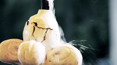 Yazın çeşmeden su akar. Demir üzerine beyaz boya soyuluyor.