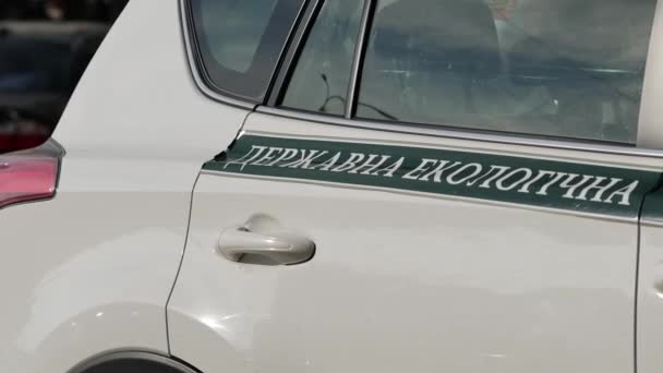 Veículo da Inspeção Ambiental do Estado da Ucrânia. Emblema em carro de patrulha — Vídeo de Stock