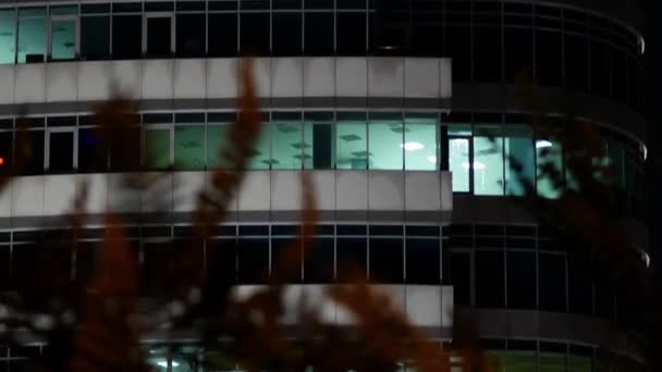 Logotipo de tabuleta azul de cartaz Noosphere. Edifício de escritórios na noite de verão — Vídeo de Stock