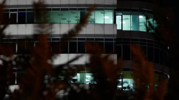 Logotipo de tabuleta azul de cartaz Noosphere. Edifício de escritórios na noite de verão — Vídeo de Stock