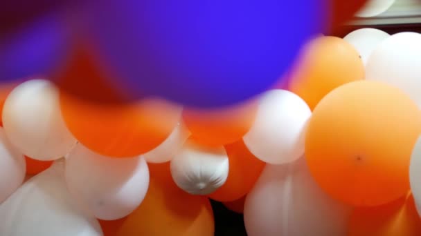 Vackra färgade uppblåsbara ballonger nära ingången till etablering. Atmosfär — Stockvideo
