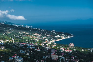 Koshka Kayası: Parlak deniz arka planı Simeiz kasabası, Kırım
