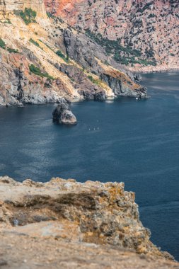 Cape Fiolent sahilde. Üstten Görünüm deniz ve kayalar üzerinde. Crimea
