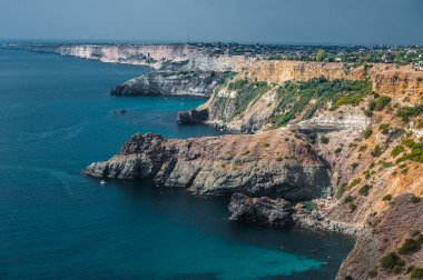 Cape Fiolent sahilde. Üstten Görünüm deniz ve kayalar üzerinde. Crimea