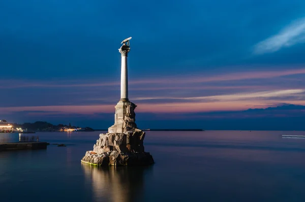 Monument till sank krigsfartyg i Sevastopol på natten, Crimea — Stockfoto