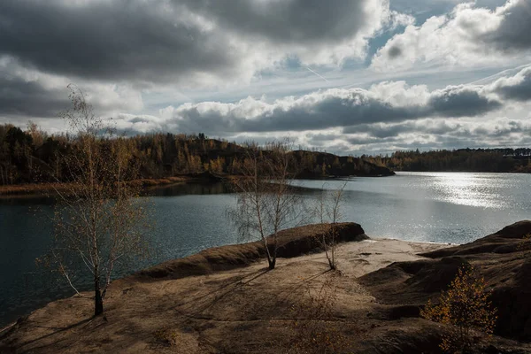 Pedreira turquesa em Romantsevo, Konduki,. Região de Tula, Rússia. Extração de carvão. Paisagem de outono — Fotografia de Stock
