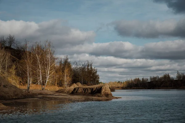 Pedreira turquesa em Romantsevo, Konduki,. Região de Tula, Rússia. Extração de carvão. Paisagem de outono — Fotografia de Stock