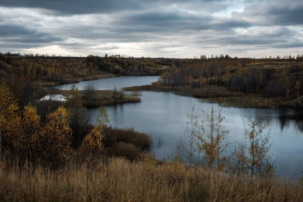 Pedreira turquesa em Romantsevo, Konduki,. Região de Tula, Rússia. Extração de carvão. Paisagem de outono — Fotografia de Stock