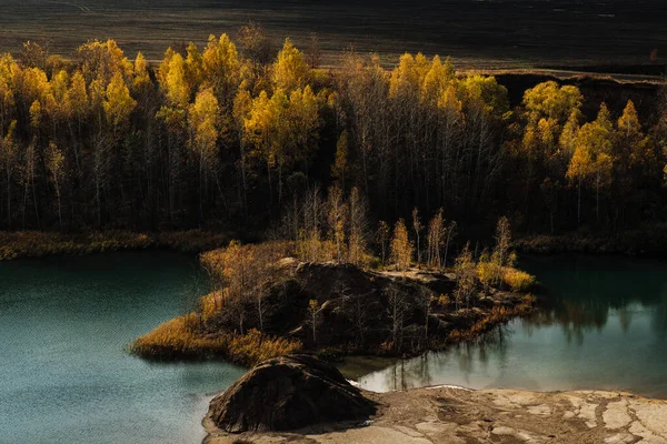 Turkoois steengroeve bij Romantsevo, Konduki,. Tula regio, Rusland. Winning van steenkool. Herfstlandschap — Stockfoto