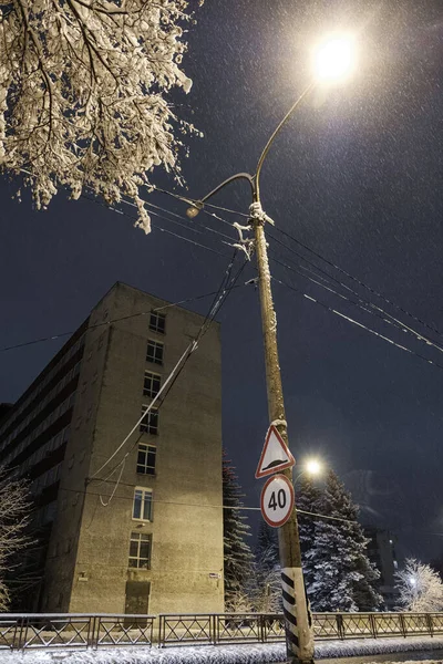 Obninsk város a Korolev utcában éjszaka — Stock Fotó