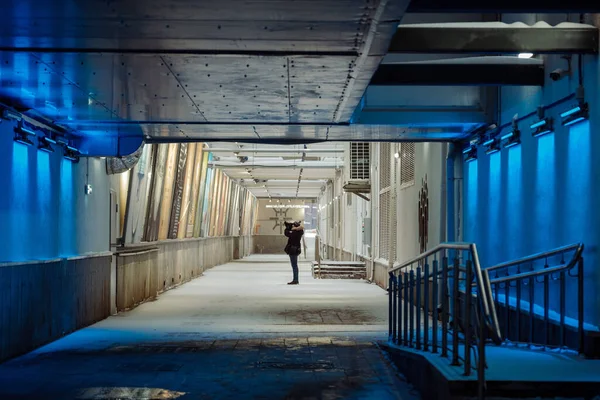 MOSCOW, RUSSIA - JANUARY 21 2021: Fotografer di terowongan Zaryadye Park — Stok Foto
