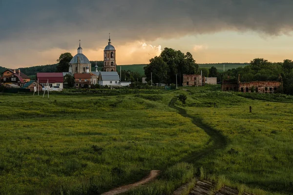 Троицкая церковь на закате в деревне Кременки — стоковое фото