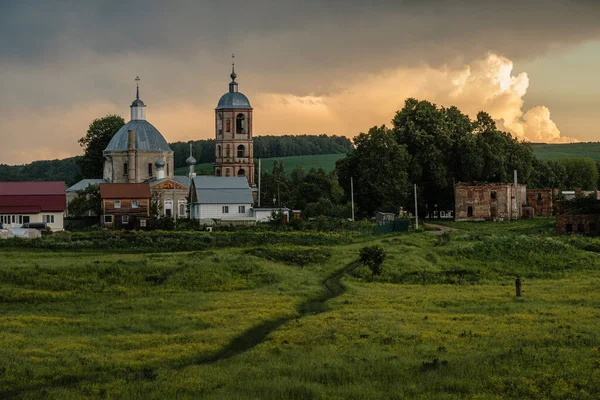 Троицкая церковь на закате в деревне Кременки — стоковое фото