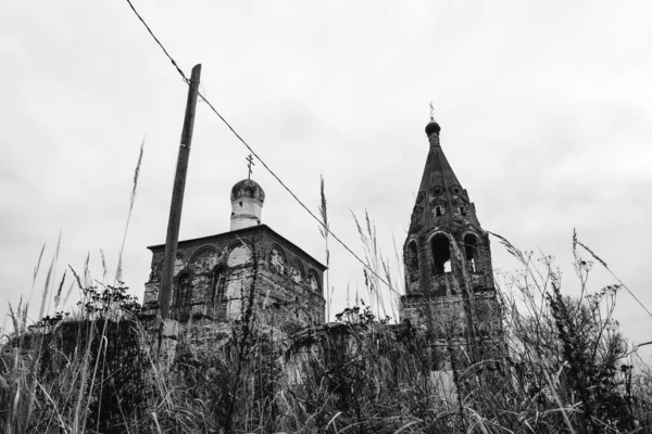 The destroyed church of the Archangel Michael in Nekhoroshevo — Stock Photo, Image