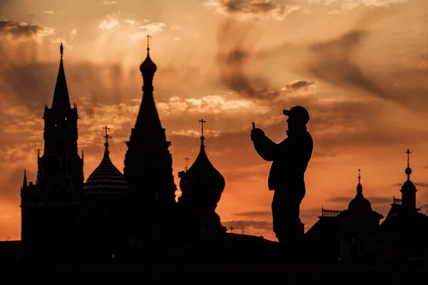 MOSKVA, RUSKO - DUBEN 17 2021: Muž fotí na smartphonu při západu slunce v parku Zaryadye — Stock fotografie