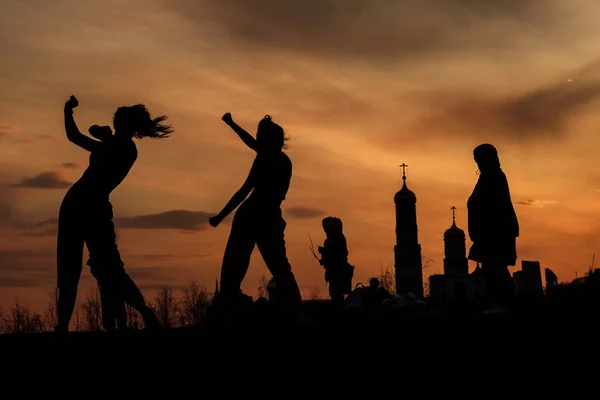 Μόσχα, Ρωσία - 17 Απριλίου 2021: Κορίτσια χορεύουν το ηλιοβασίλεμα στο πάρκο Zaryadye — Φωτογραφία Αρχείου