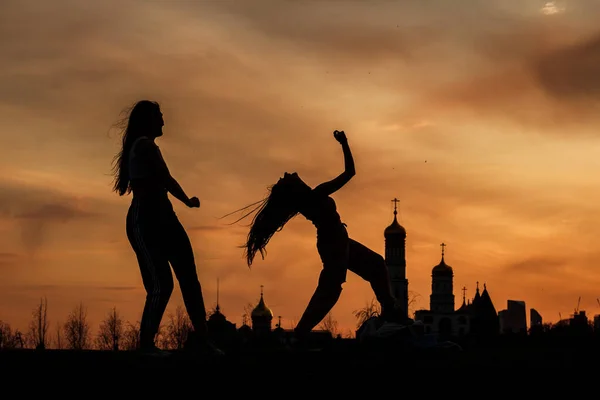 MOSKAU, RUSSLAND - 17. April 2021: Mädchen tanzen bei Sonnenuntergang im Zaryadye Park — Stockfoto