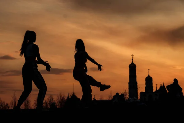 Μόσχα, Ρωσία - 17 Απριλίου 2021: Κορίτσια χορεύουν το ηλιοβασίλεμα στο πάρκο Zaryadye — Φωτογραφία Αρχείου