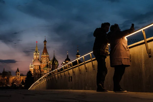 MOSCOW, Ryssland - APRIL 17 2021: Människor tar bilder via smartphone på kvällen i Zaryadye park — Stockfoto